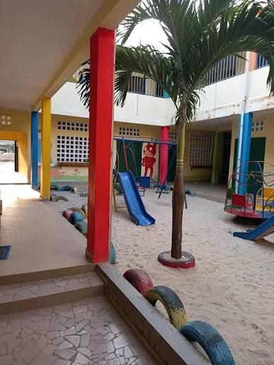 Cour de récréation colorée de la maternelle avec ses jeux